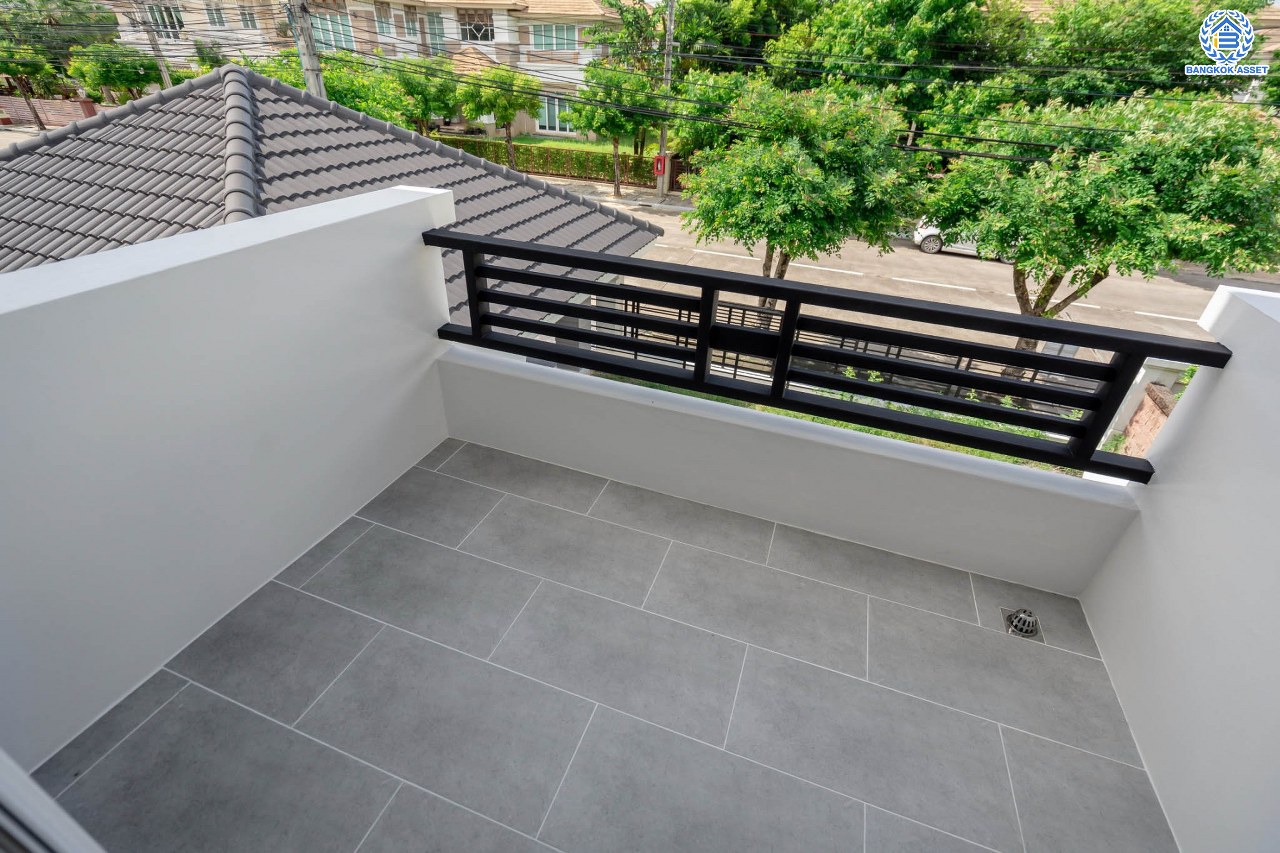 บ้านมือสองตกแต่งใหม่ ม.คาซ่าวิลล์ ราชพฤกษ์-รัตนาธิเบศร์1 แบรนด์ Q.House ต่อเติมครบพร้อมเข้าอยู่ เนื้อที่ 86 ตร.ว. ฟังก์ชันจัดเต็ม 3 ห้องนอน 3 ห้องน้ำ 1 ห้องอเนกประสงค์ 1 ห้องแม่บ้าน จอดรถได้ 2 คัน บนทำเลศักยภาพ ติดถนนราชพฤกษ์ และเพียง 10 นาทีถึงรถไฟฟ้า "สถานีบางรักน้อยท่าอิฐ"